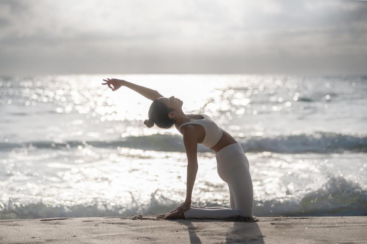 盛泰澜苏梅查汶海滩度假村酒店 外观 照片 A woman practicing yoga